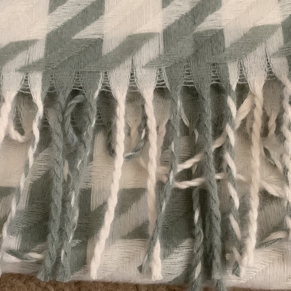 Womens soft houndstooth scarf - Picture 5 of 6